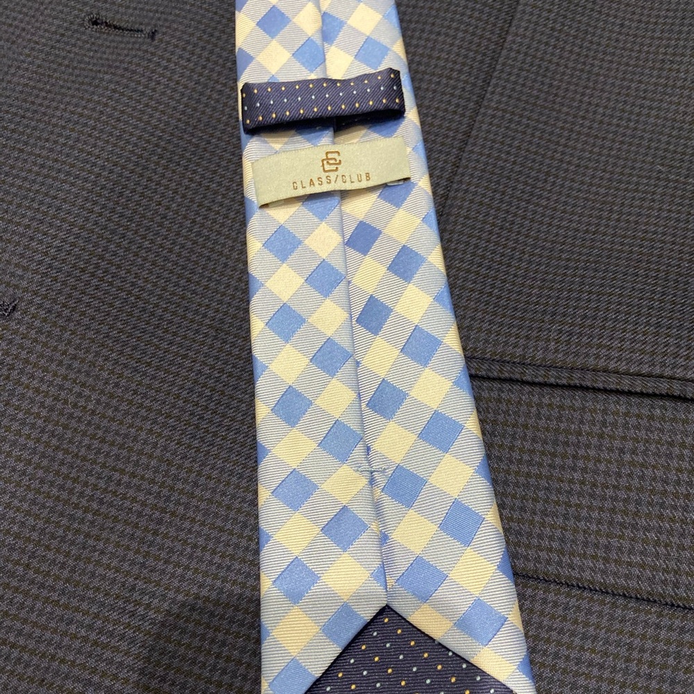 Classic blue tie for the navy suit